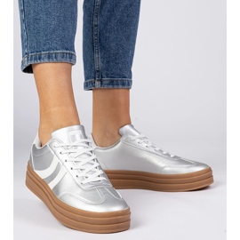 Baskets argentées baskets sportives féminines sur la plate-forme 2 Baskets argentées baskets sportives féminines sur la plate-forme 2