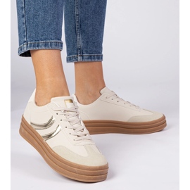 Baskets beige baskets pour femmes avec un ajout doré 3