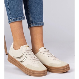 Baskets beige baskets pour femmes avec un ajout doré 2