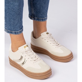 Baskets beige baskets pour femmes avec un ajout doré 4