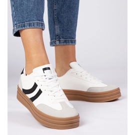 Baskets blanches baskets pour femmes avec un accessoire noir 2