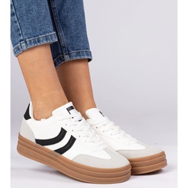 Baskets blanches baskets pour femmes avec un accessoire noir 1