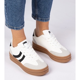 Baskets blanches baskets pour femmes avec un accessoire noir 4