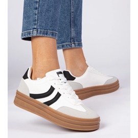 Baskets blanches baskets pour femmes avec un accessoire noir 3