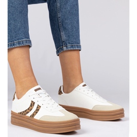 Baskets blanches baskets pour femmes avec un accessoire léopard 1