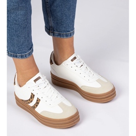Baskets blanches baskets pour femmes avec un accessoire léopard 4