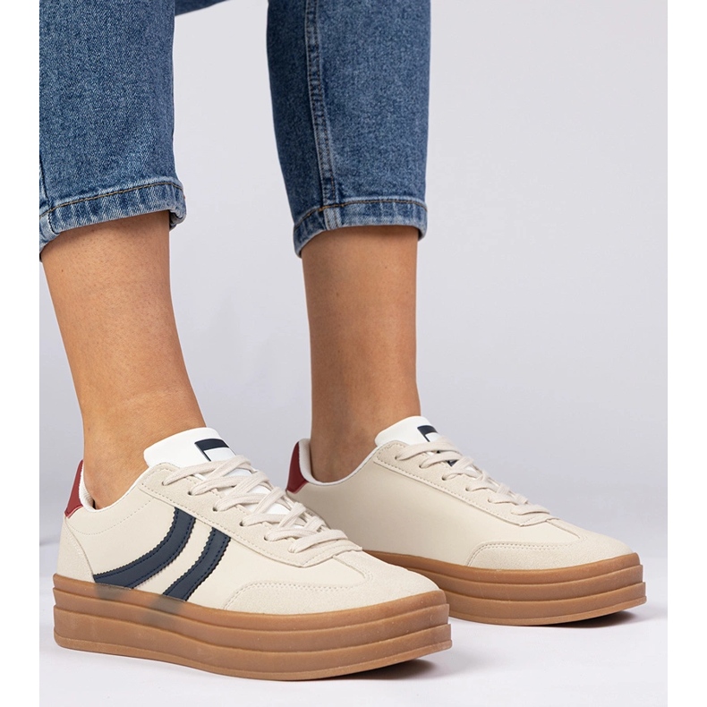 Baskets beige baskets pour femmes avec un accessoire bleu marine blanc 1