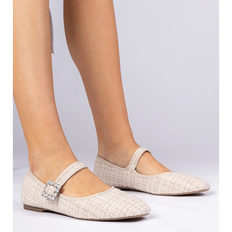 Ballerines féminines beige avec une boucle et des cristaux 1