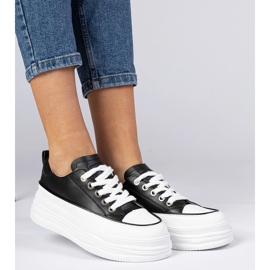 Baskets pour femmes en noir et blanc sur une semelle haute 1