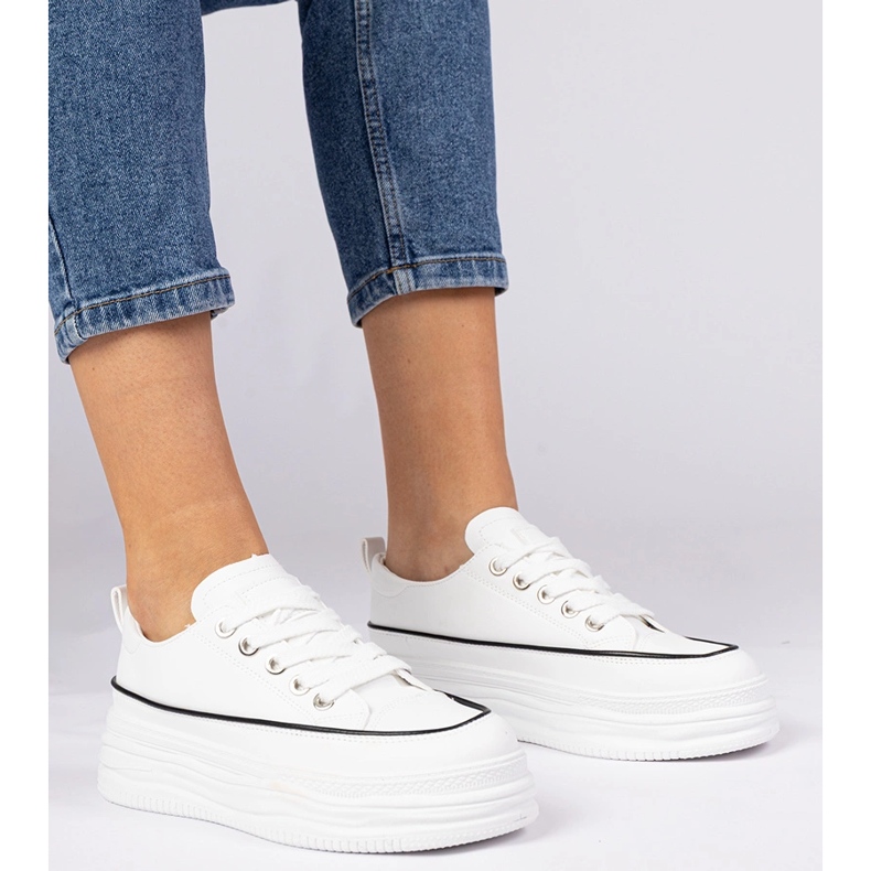 Baskets féminines blanches sur une semelle haute 1