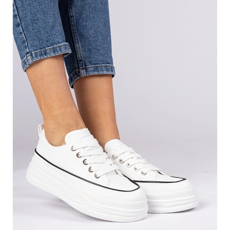 Baskets féminines blanches sur une semelle haute 2