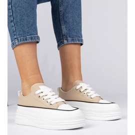 Baskets féminines beige sur une semelle haute 1