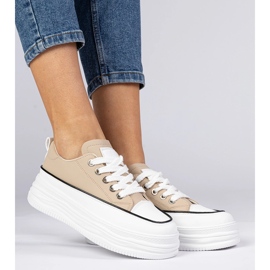 Baskets féminines beige sur une semelle haute 2