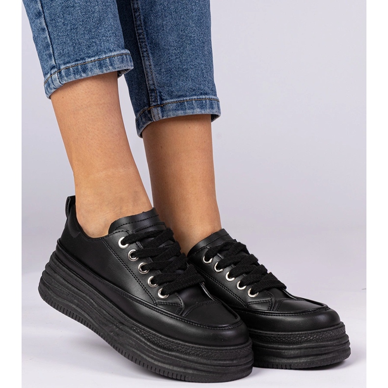 Baskets pour femmes noires sur une semelle haute 2