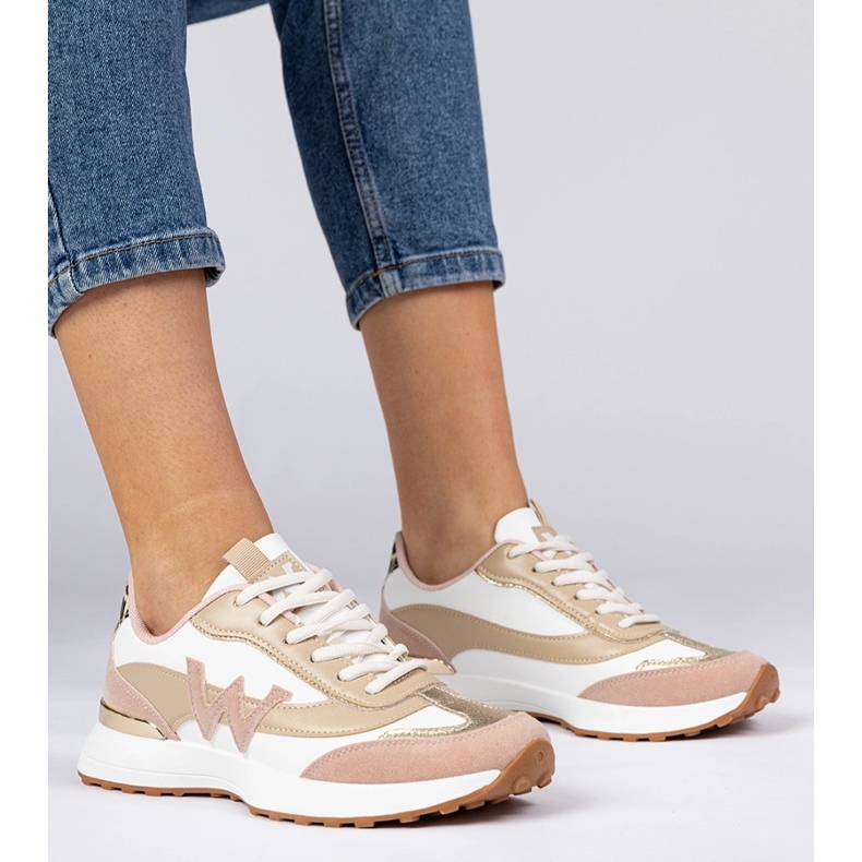 Baskets féminines blanches et roses avec un accessoire léopard 1