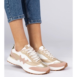Baskets féminines blanches et roses avec un accessoire léopard 2
