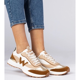 Baskets féminines brun blancs avec un accessoire léopard 1