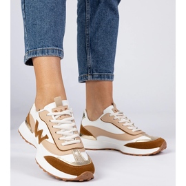 Baskets féminines brun blancs avec un accessoire léopard blanche 2