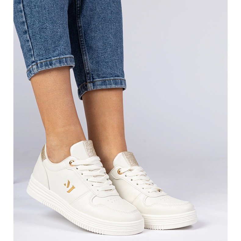 Baskets féminines beige avec brocart doré 1 Baskets féminines beige avec brocart doré 1