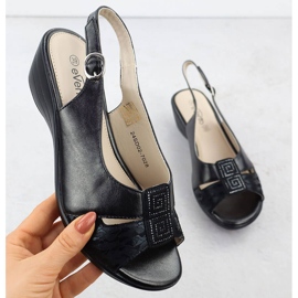 Sandales féminines sur les cales Black Evento 7028 noir 1