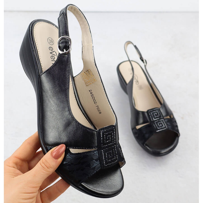 Sandales féminines sur les cales Black Evento 7028 noir 1