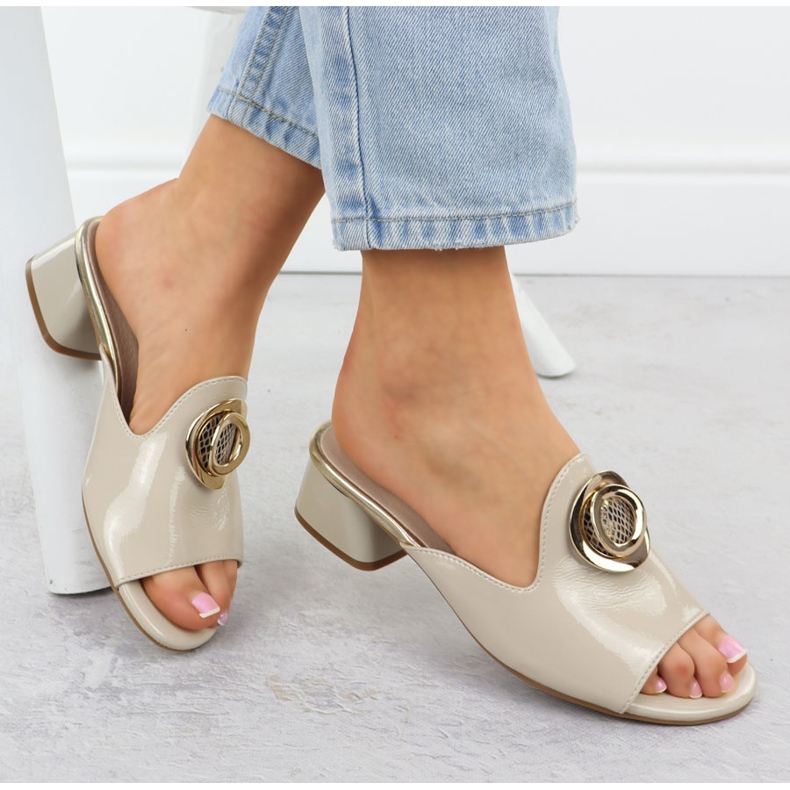 Des pantoufles sur un bloc avec un ornement verni jezzi beige 214 1