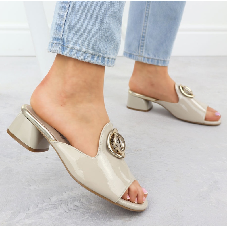 Des pantoufles sur un bloc avec un ornement verni jezzi beige 214 2