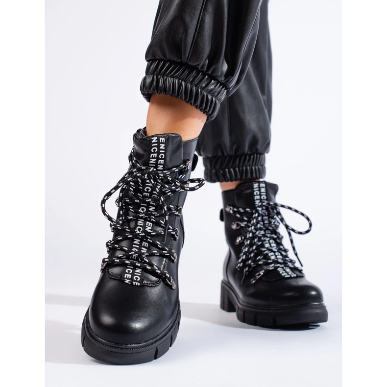 Des sacs noirs sur la plateforme Vinceza le noir 1