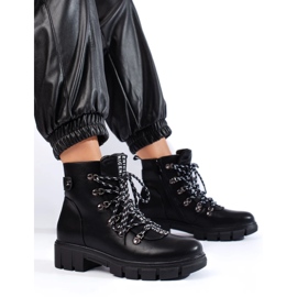 Des sacs noirs sur la plateforme Vinceza 2