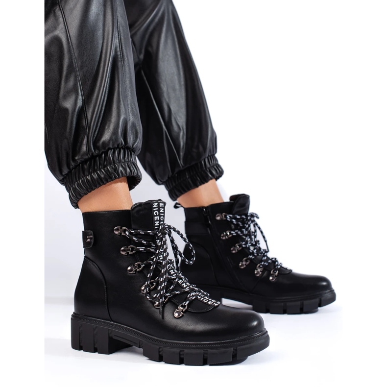 Des sacs noirs sur la plateforme Vinceza le noir 2