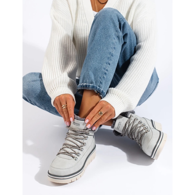 Trappeuses sur la plateforme gris 2