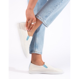 Baskets à enfiler ajourées blanches et bleues 2
