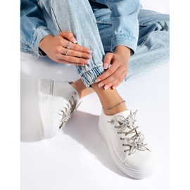 Chaussures de sport blanches avec papillons 2