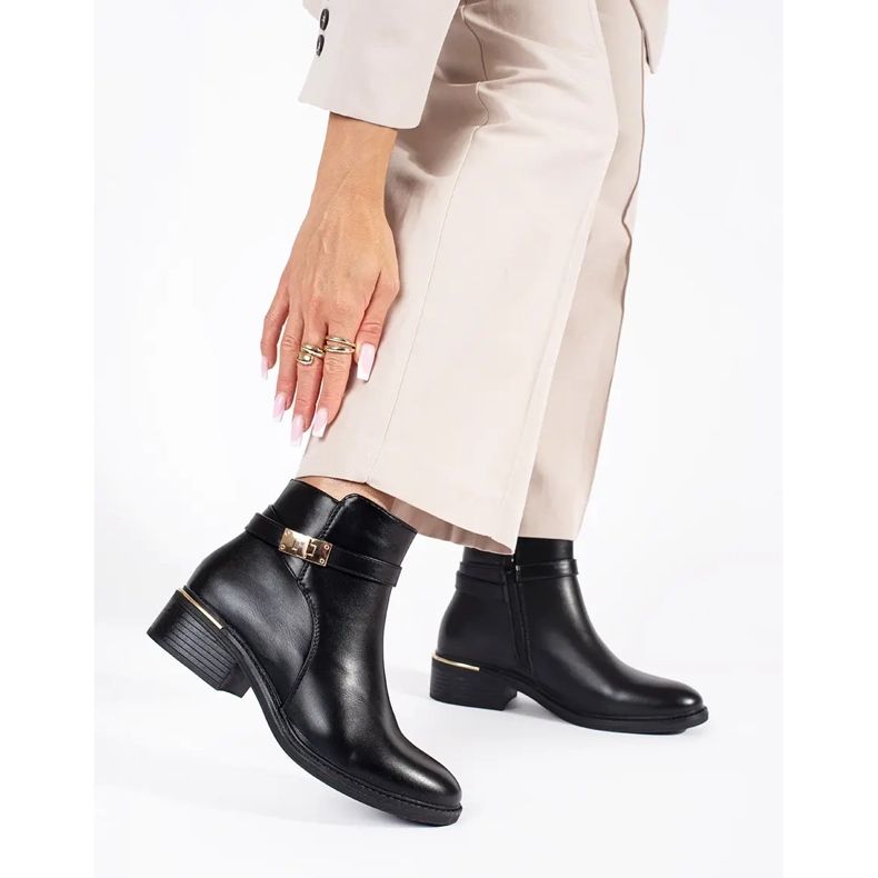 Bottines femme noires avec éléments dorés le noir 1
