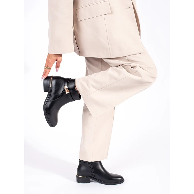 Bottines femme noires avec éléments dorés 2
