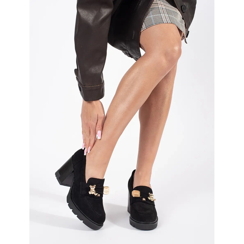 Chaussures femme noires en daim à talon haut et décoration en métal 1