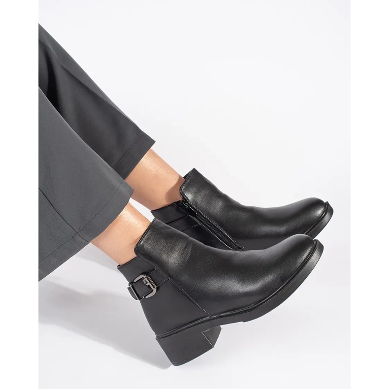 Bottines femme noires à petit talon et boucle décorative le noir 1