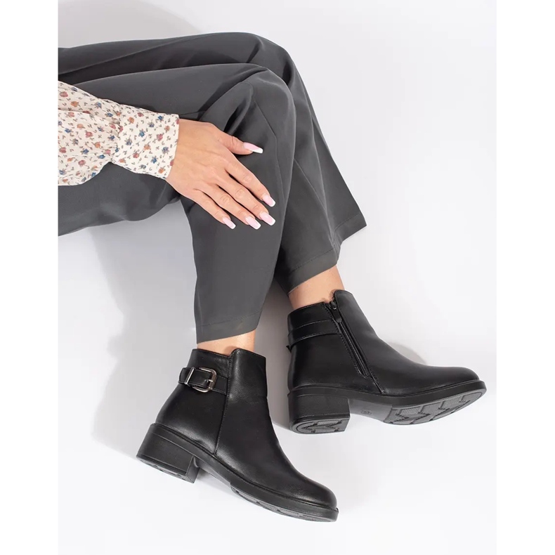 Bottines femme noires à petit talon et boucle décorative le noir 2