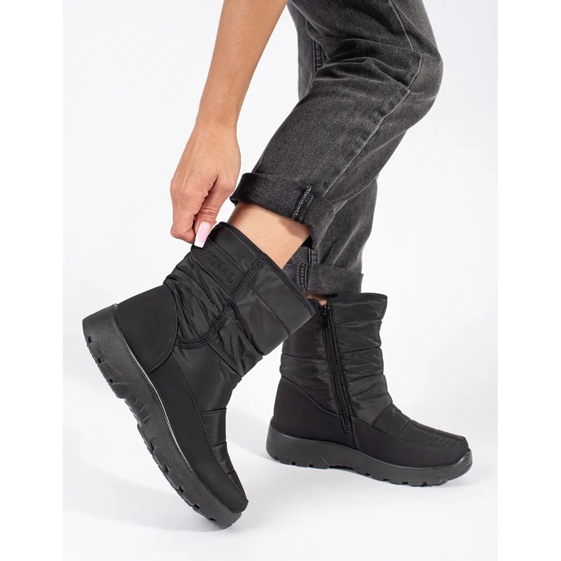 Bottes de neige isolées noires pour femmes 1