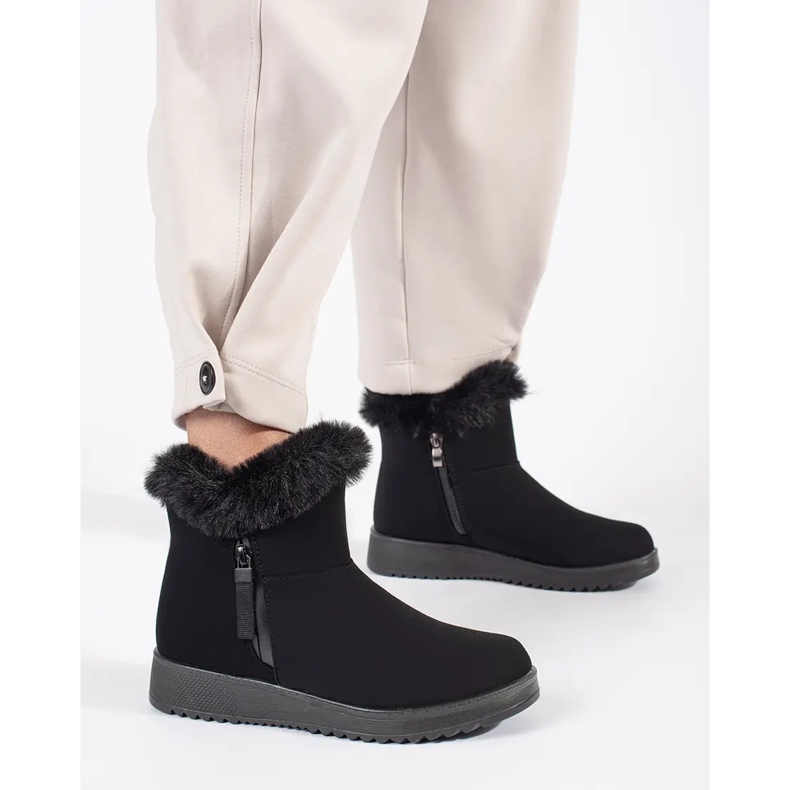 Bottes femme isolées confortables noires avec fourrure le noir 1