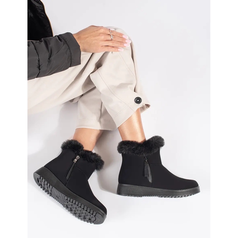 Bottes femme isolées confortables noires avec fourrure 2