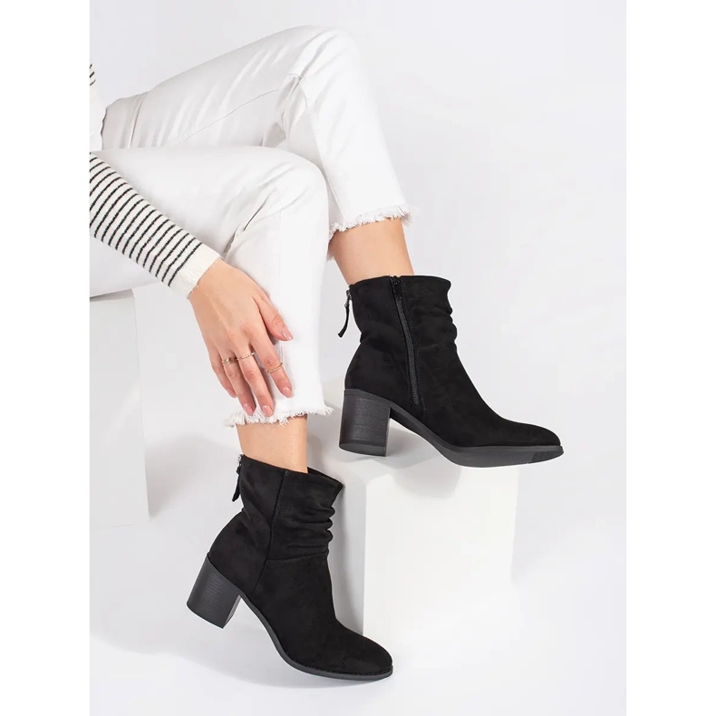 Bottines femme en daim noir avec tige à volants 1