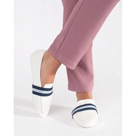 Ballerines blanches à rayures décoratives 1