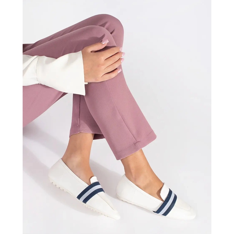 Ballerines blanches à rayures décoratives 2