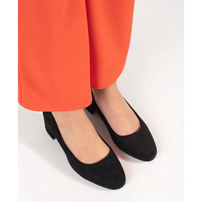 Pumps en daim noir sur le post Sergio Leone 2