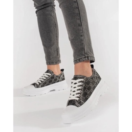 Baskets noires sur la plate-forme avec décorations 1