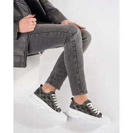 Baskets noires sur la plate-forme avec décorations le noir 2 Baskets noires sur la plate-forme avec décorations le noir 2