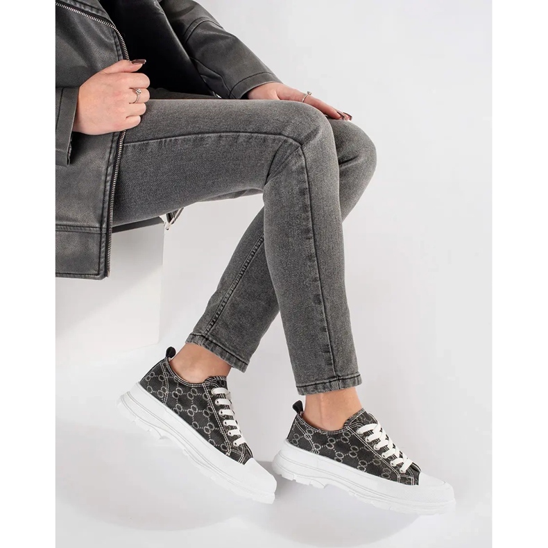 Baskets noires sur la plate-forme avec décorations le noir 2 Baskets noires sur la plate-forme avec décorations le noir 2