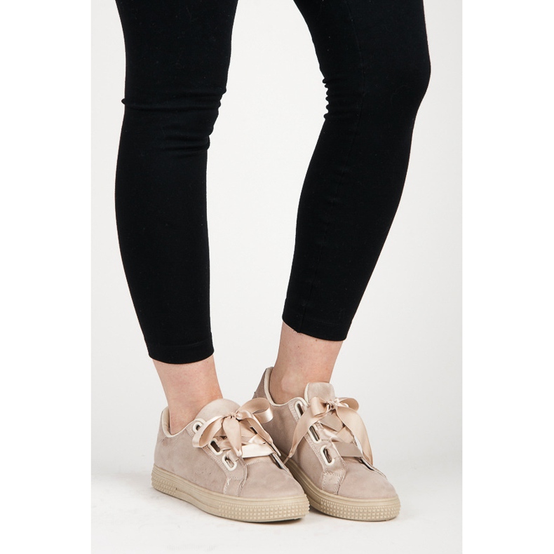 Baskets en daim nouées par un ruban brun 2