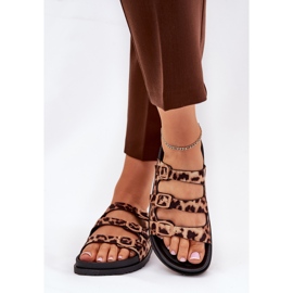 Les tongs pour femmes avec des rayures et une boucle avec un imprimé léopard marron brun 3